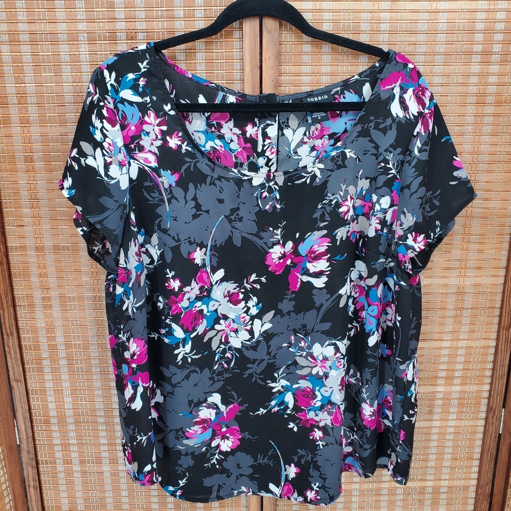 ♡ Torrid Short Sleeve Round Neck Floral Women's Top Black Pink Size 0 (Large)